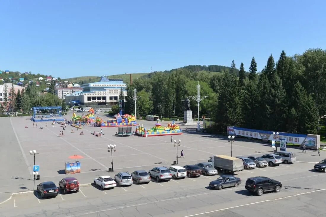 Горно алтайск сайт города. Площадь Ленина Горно-Алтайск. Площадь им Ленина Горно-Алтайск. Горно-Алтайск Центральная площадь. Площадь Ленина в Горно Алтайске.