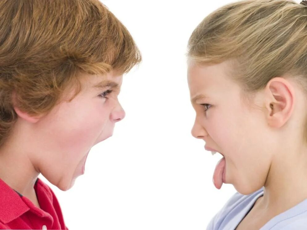 Конфликт между детьми. Конфликтный ребенок. Ссора между братьями. Школьники кричат друг на друга. Брат и сестра спор