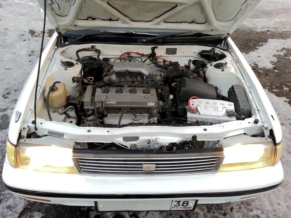 8. Toyota 4s-fe. 8 115 л. Двигатель тойота корона 1. Тойота корона 190 подкапотка без мотора.