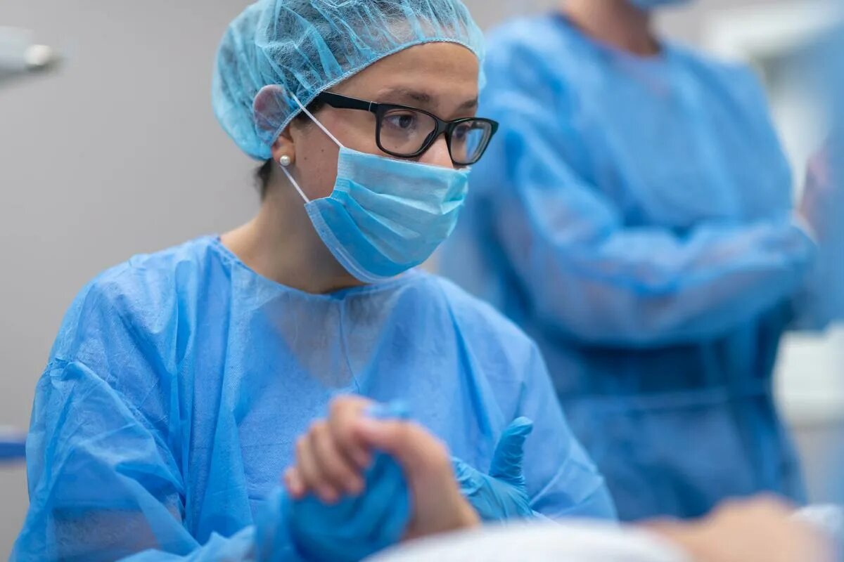 Здоровье перед операцией. Акушерка стоковое фото. Девушка хирург картинка. Подготовка хирурга и медперсонала перед операцией.