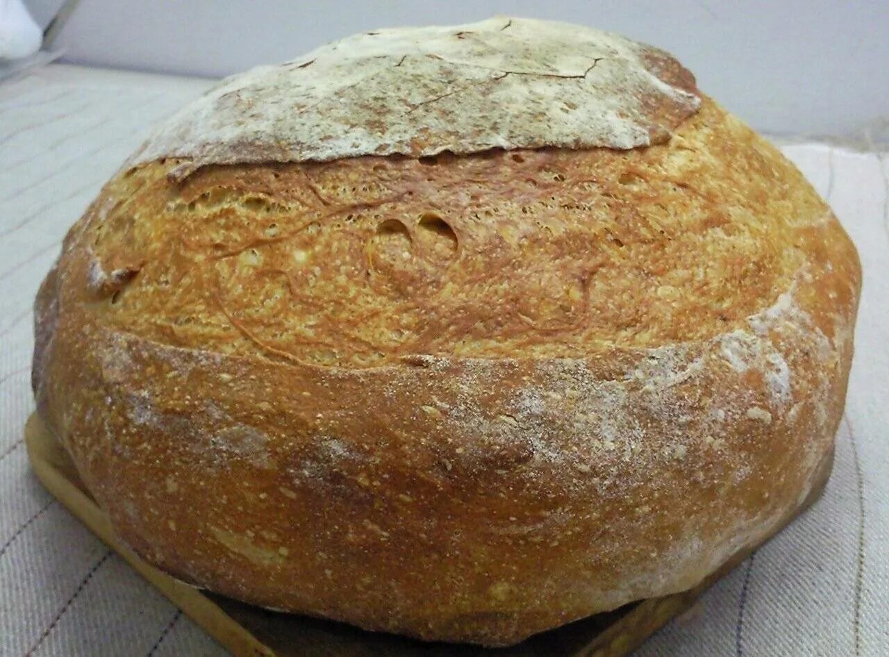 Хлеб дома простой рецепт. Домашний хлеб. Хлеб в духовке. Круглый хлеб. Хлеб домашний круглый.