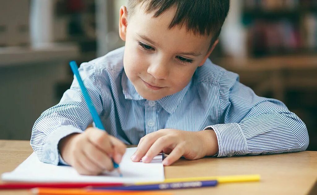 Подготовить ребенка к школе. Ученик. Подготовка мальчика к школе. Ребенок учит уроки. Дошкольники готовятся к школе.
