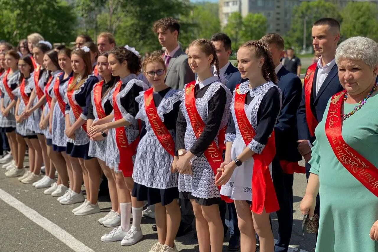 Выпускница школы. Выпускной в школе. Последний звонок выпускники. Последний звонок фото. 24 школа выпускники