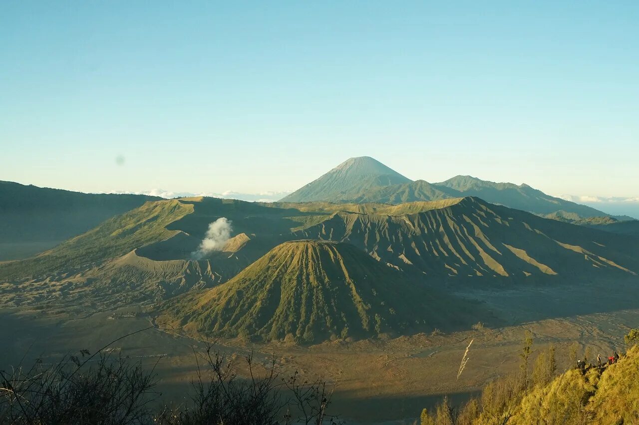 Вулкан брома. Гора Бромо Индонезия. Марумукутру вулкан. Вулкан Бромо кратер. Вулкан Марумукутру фото.