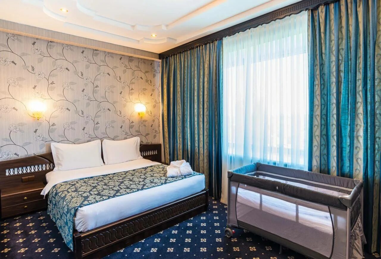 Almaty hotel. Вивальди Алматы гостиница. Роял Палас. Royal Palace Hotel. Отель Royal Hotel 3*.