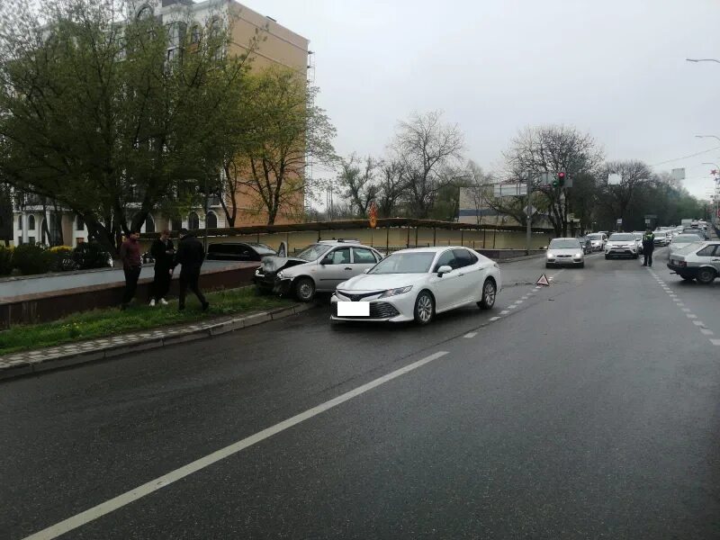 14 20 21 апреля. Дорожно-транспортное происшествие. Пересечение улиц.