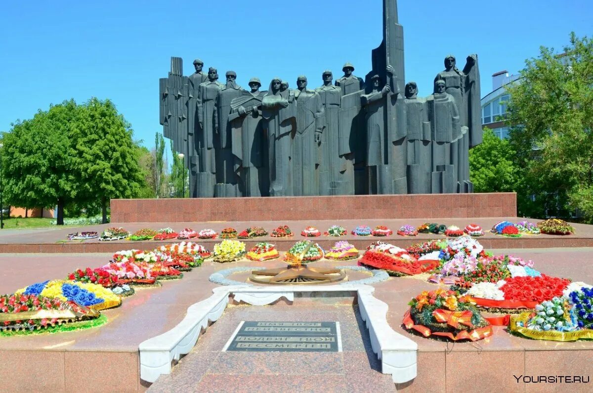 Площадь победы в россии. Памятник на площади Победы Воронеж. Мемориальный комплекс площадь Победы Воронеж. Мемориал Победы Воронеж. Мемориальный комплекс парк Победы в Ташкенте.