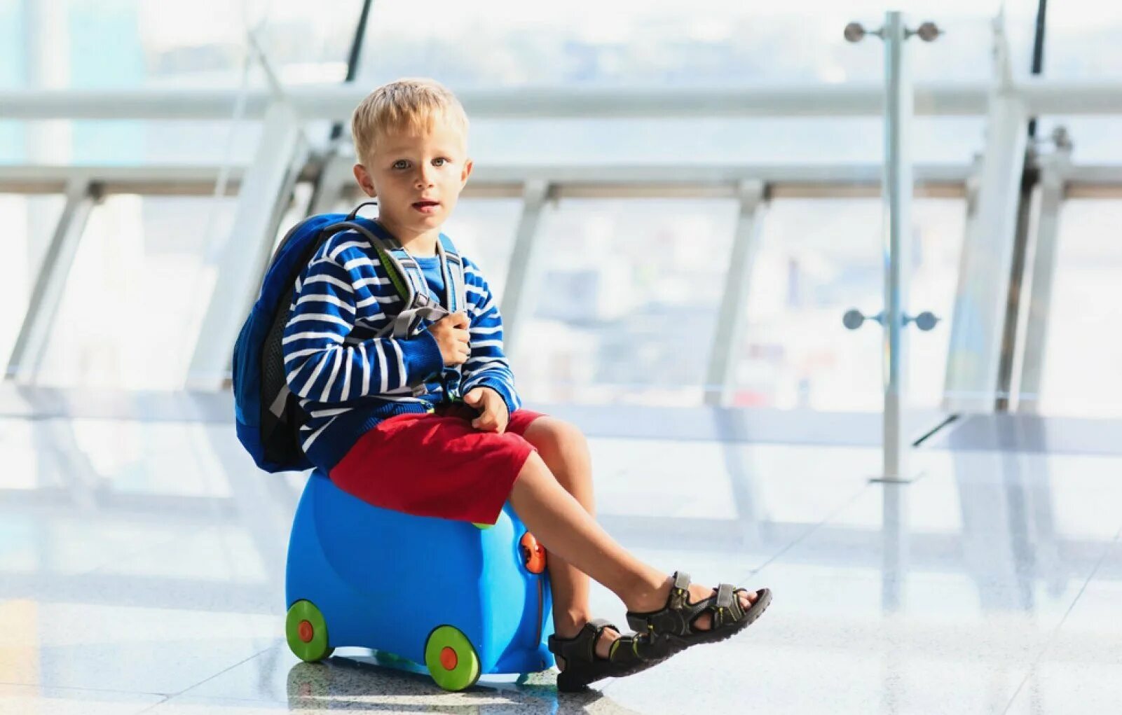 Ребенок несет. Чемодан для детей. Чемодан stokke jet kids. За границу с ребенком 1 год. За границу с ребенком 1 год.