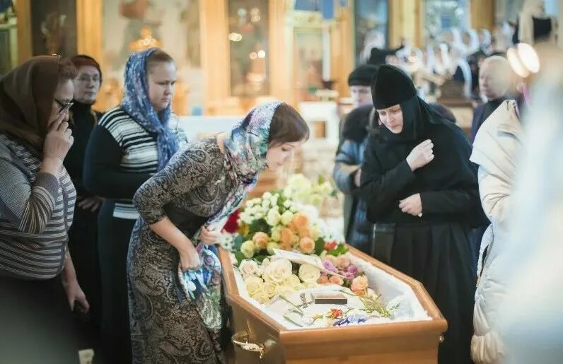 Одежда в храм для женщины. Зачем целовать покойника. Хайме гарса похороны. Джуна давиташвили 2015 похороны сына. Зачем целовать покойника.