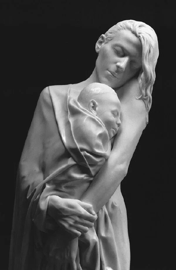 Скульптура женщина с детьми. Скульптура мать. скульптура мать и дитя. скульптура женщина с ребенком. скульптура женщина с ребенком на руках.