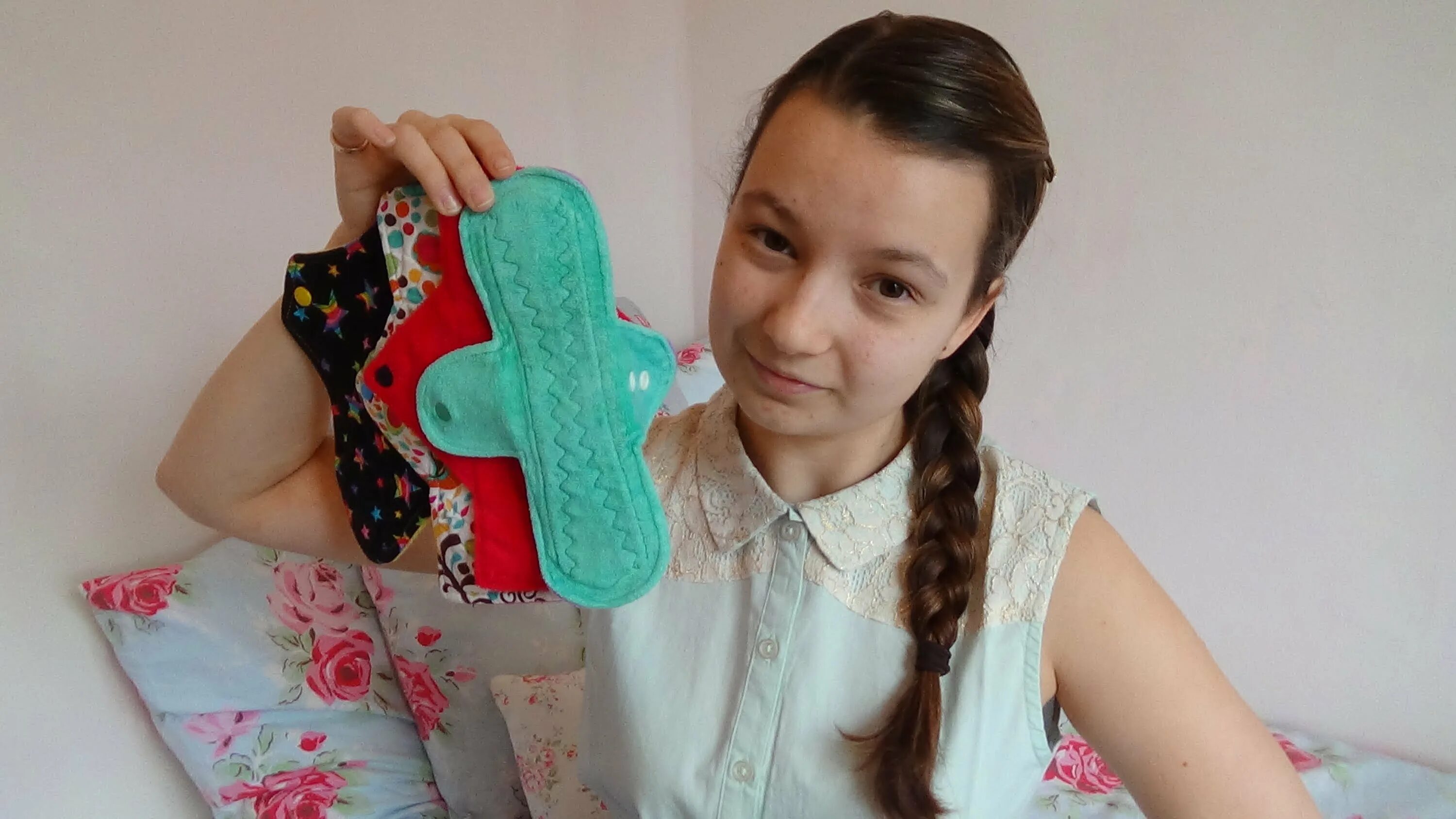 Месячные у ребенка 9 лет. Признаки месячных у девочек. Месячные у ребенка 9 лет. Первые месячные у девушки. Месячные скудные и обильные.