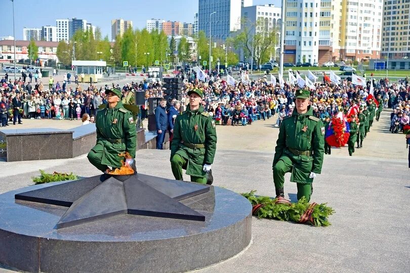 9 мая в пышме 2025. Вечный огонь верхняя пышма. парад в верхней пышме. памятник журавли верхняя пышма. солдаты на параде победы.