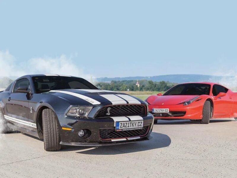 Shelby gt500 vs Ford Mustang. Ford Mustang Ferrari. Ford Mustang Италия. Феррари gt Шелби. Форд против мустанга