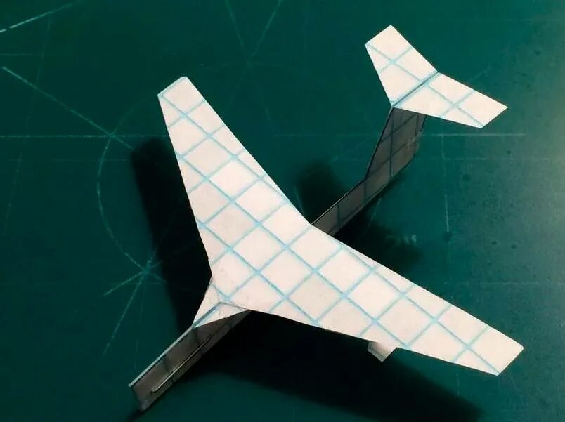 Самолет технология 4 класс. Поделка самолет. Оригами самолет. Модель самолетика из бумаги. Самолет из картона.