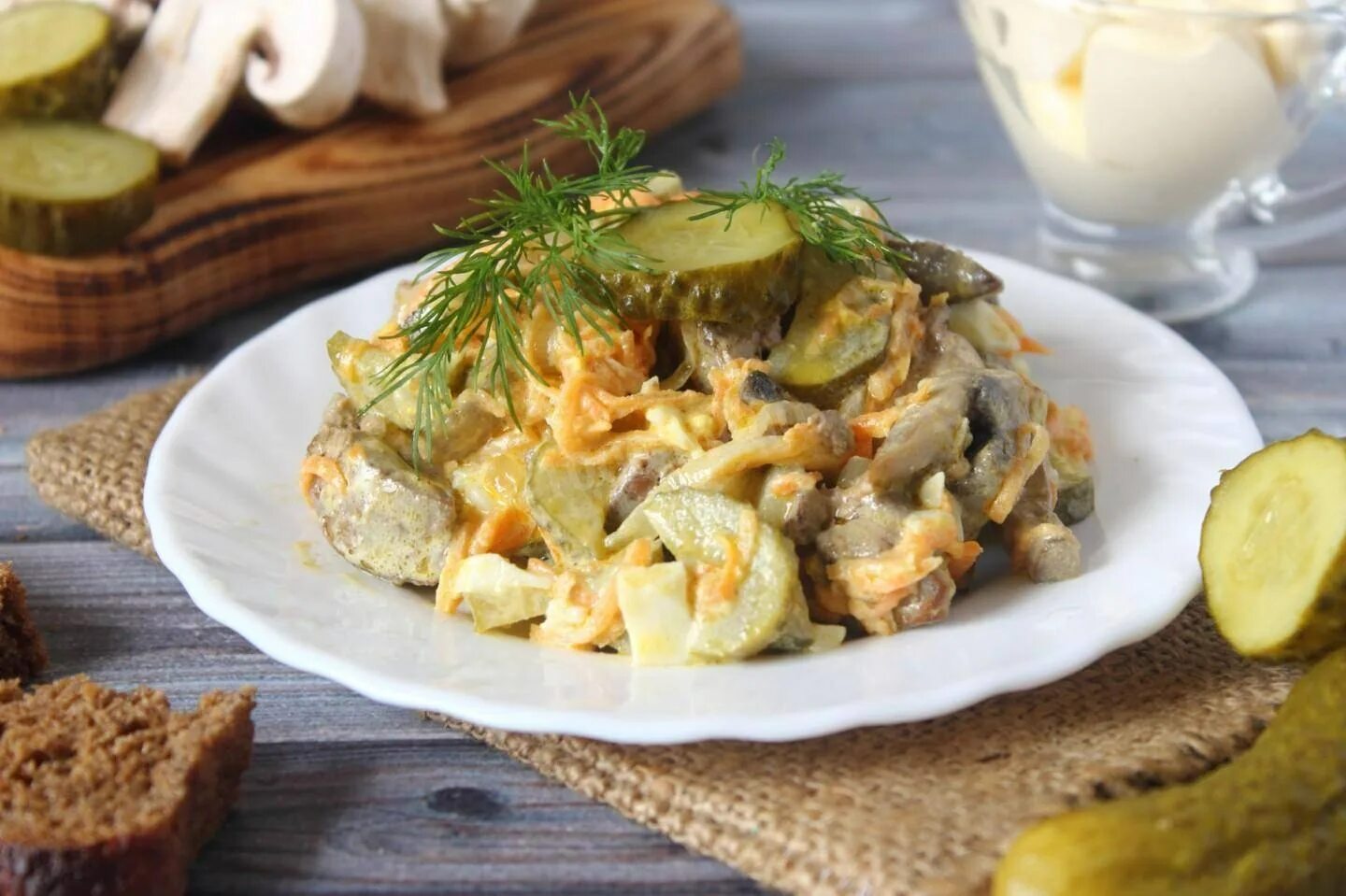 Салат с языком говяжьим и соленым огурцом. Салат с говядиной и солеными огурцами. Салат с шампиньонами и огурцами. Салат с говядиной и грибами и солеными огурцами. Салат мясной с грибами.