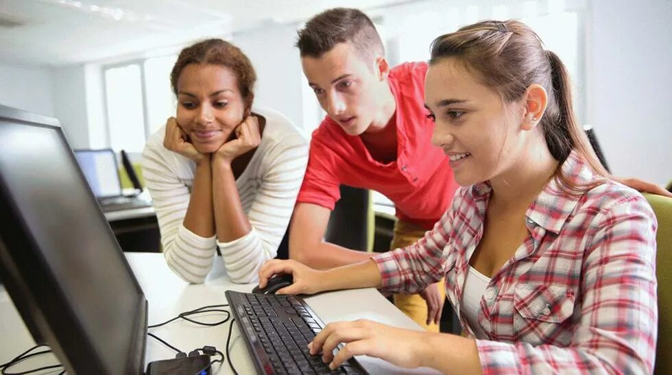 Подросток за компом. Подросток с ноутбуком. Учащиеся за компьютером. Заработок подростков. Подростки мошенники