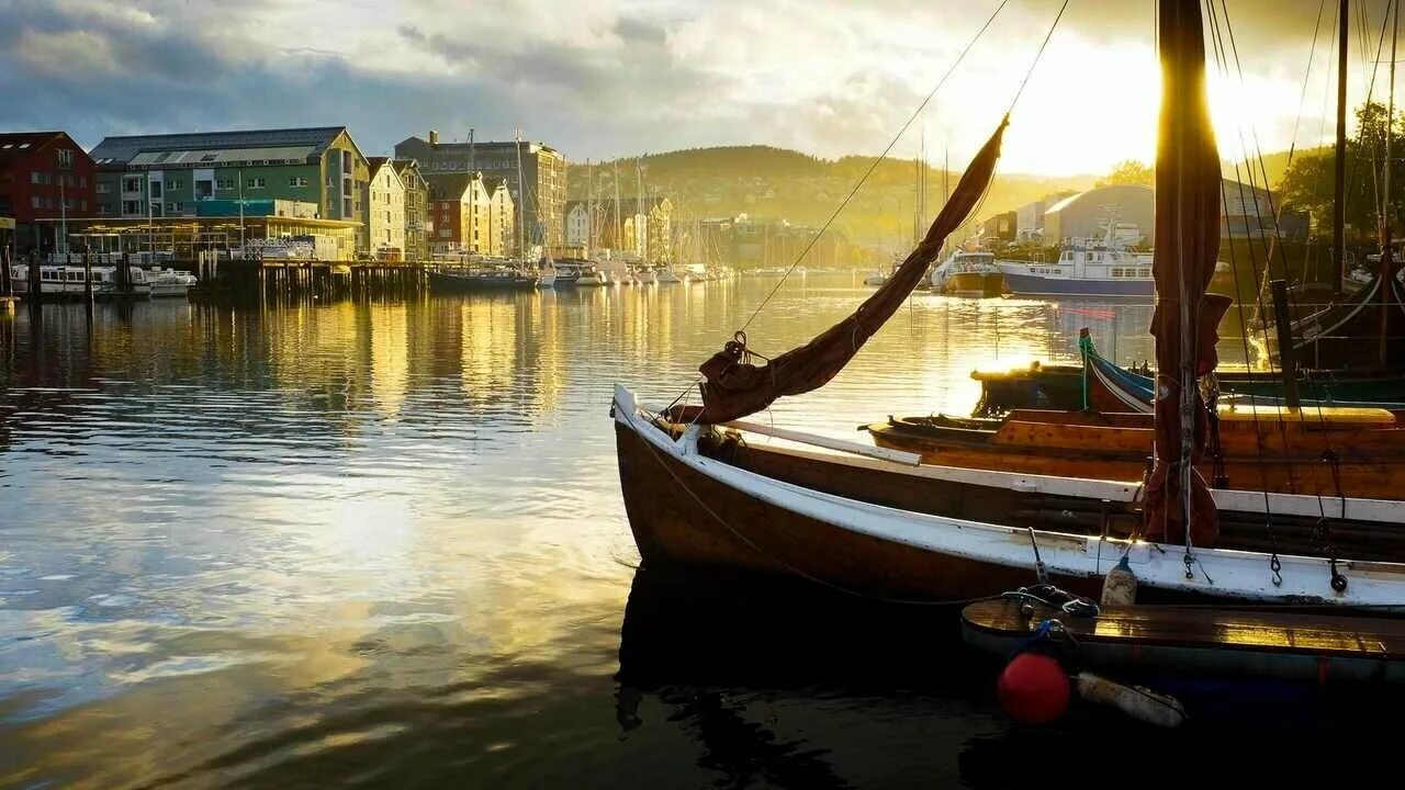 Морская бухта с лодками. Италия пирс. Лодка у причала. Бухта лодки. Бухта лодки.