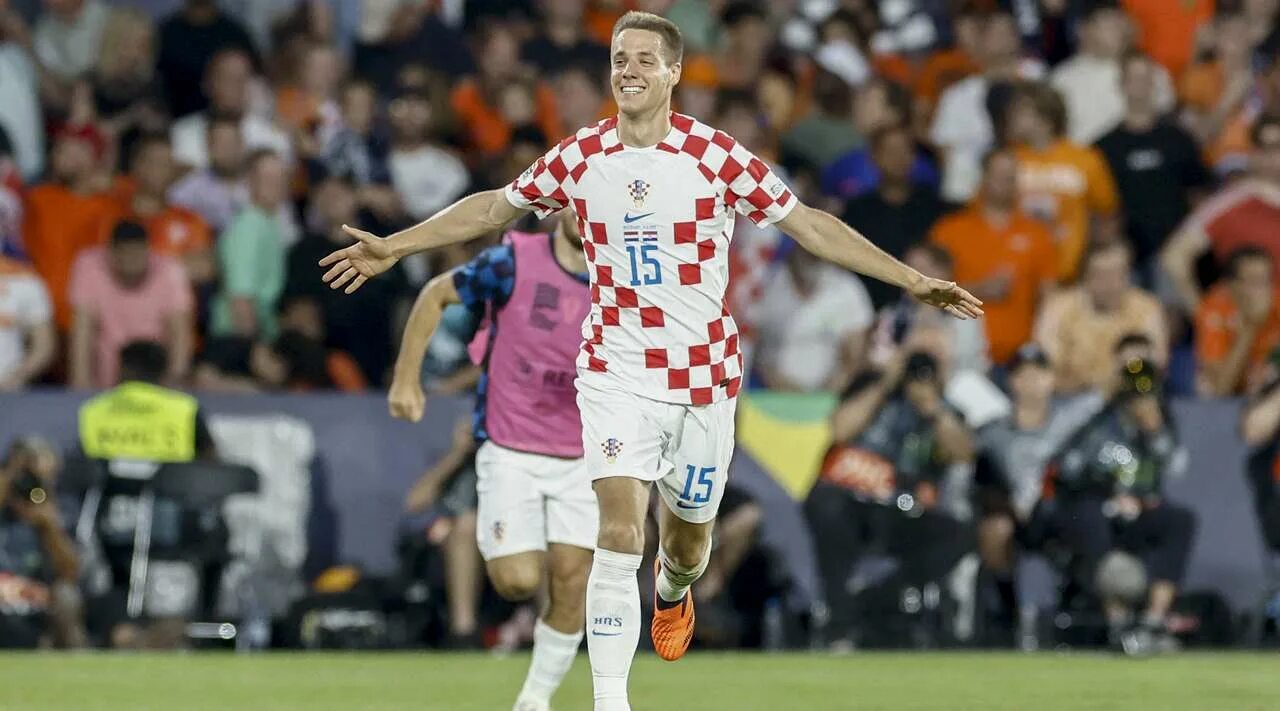 Хорватия футбол 2023. Нидерланды - Хорватия 2023. Хорватия Испания финал. Модрич против Нидерланды. Капитан сборной Хорватии.