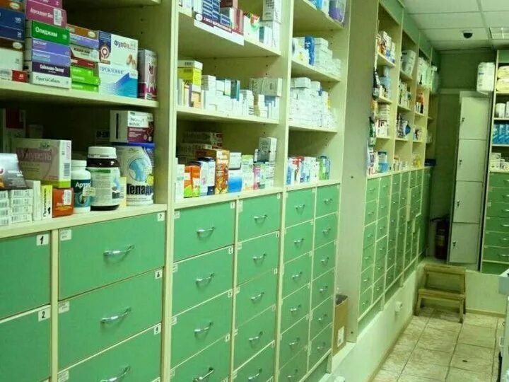 Стеллаж в аптеке. Шкаф для хранения лекарственных средств. Стеллажи для лекарственных препаратов. Помещение для хранения лекарственных средств. Аптечные стеллажи.