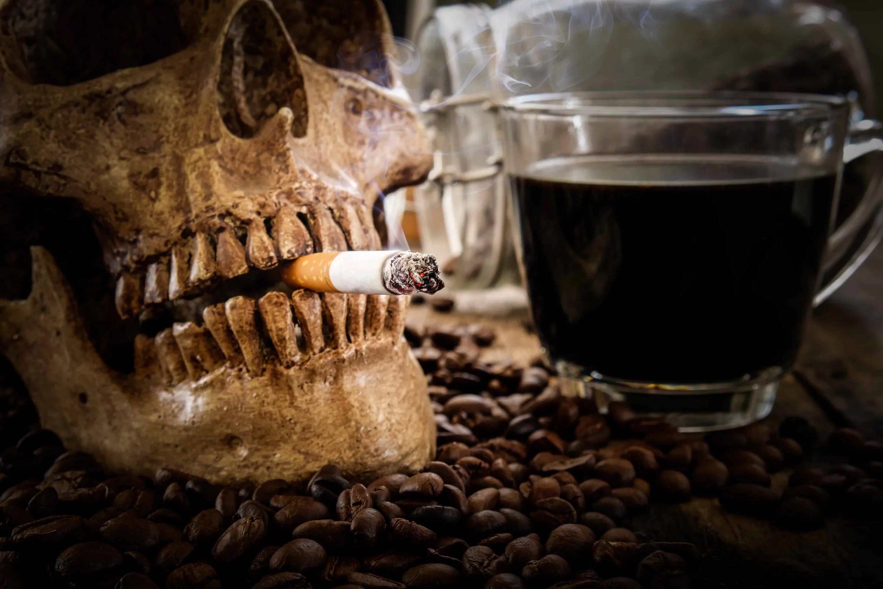 После кофе во рту. Сигара в зубах. Кофе и зубы.