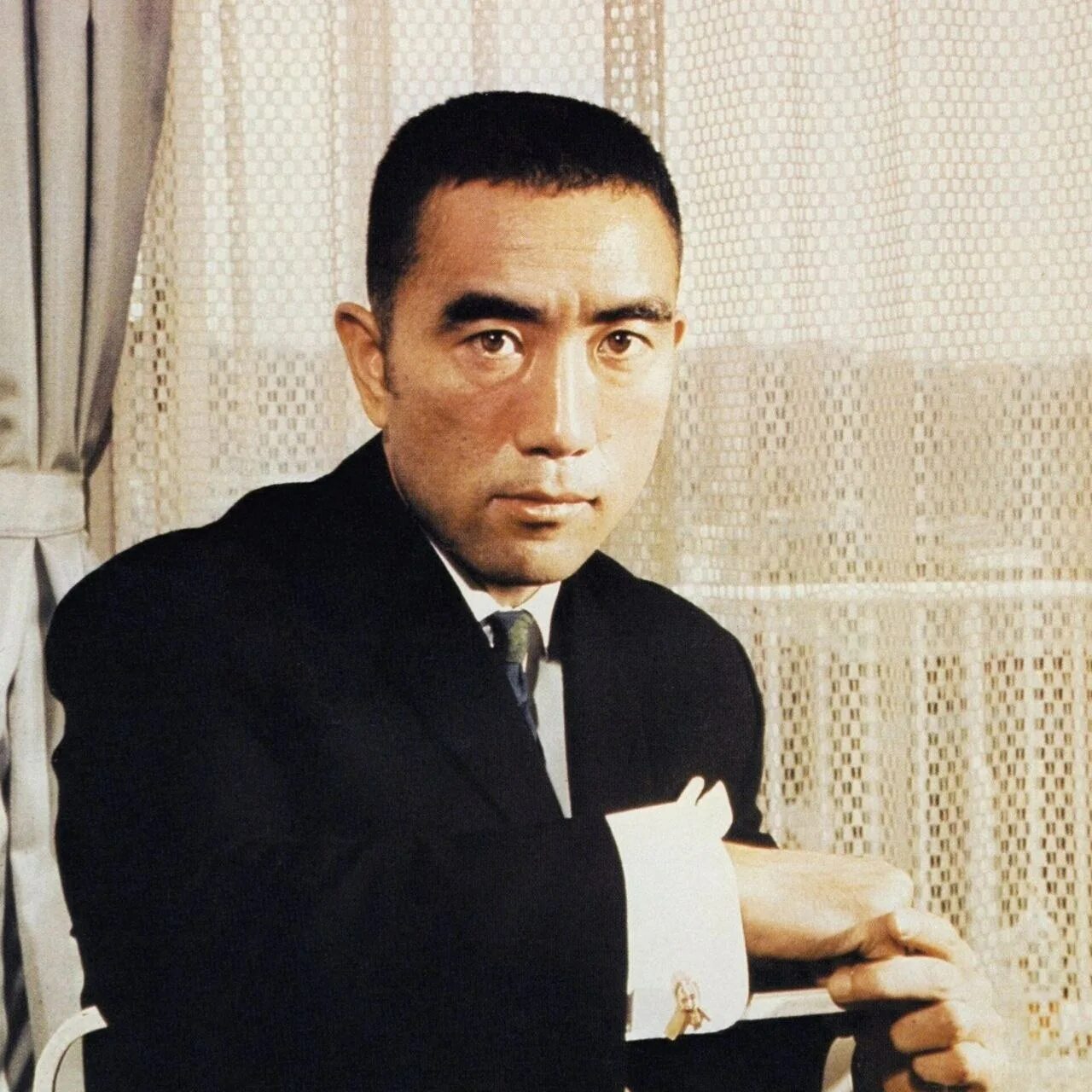 Иноуэ кунио. Японский драматург. Юкио мисима. Японский драматург. Мисима япония писатель.