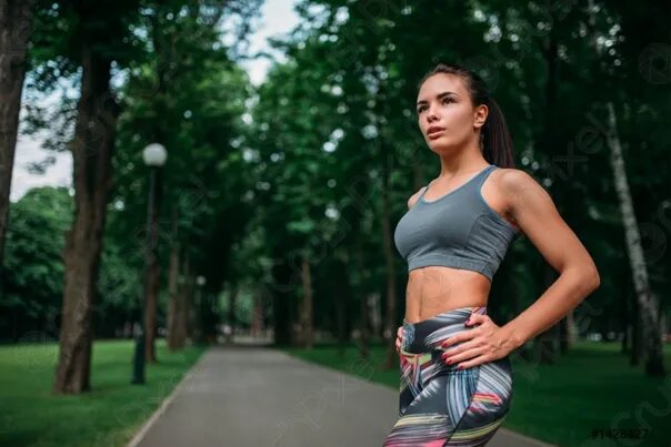 Девушки в спортивной форме веселятся