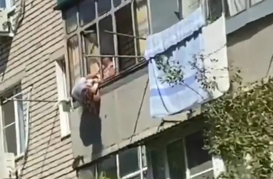 Скинули с балкона. Ребенок на балконе. В москве мужчина выбросился из окна. В когалыме женщина выпала из окна. Падение женщины с балкона.