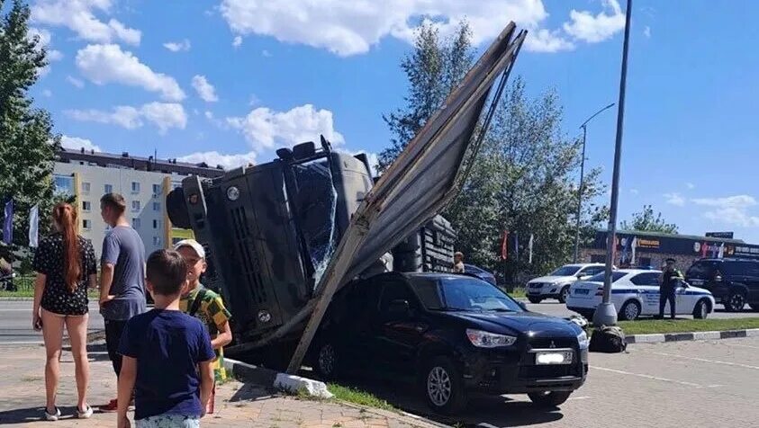 Белгород новости сегодня происшествия на границе. Авария КАМАЗ С военными Белгородская. КАМАЗ перевернулся. Военный КАМАЗ перевернулся.