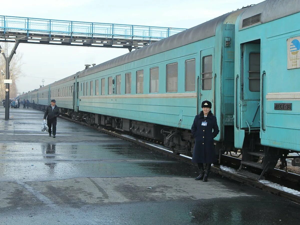 Пассажирские вагоны КТЖ. Станция Зыряновск КТЖ. Вагон КТЖ пассажирский поезд. Казахстан Темир жолы вокзал.