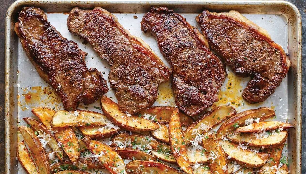 Сколько запекать мясо говядины в духовке. Стейк в духовке. стейк из говядины в духовке. жареное мясо в духовке. говяжий стейк в духовке.