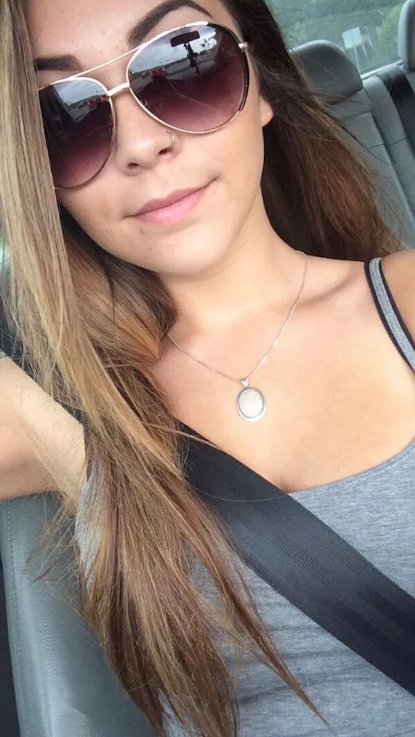 селфи девушки. милые девушки. девушка в солнечных очках селфи. селфи девушки. селфи обычных девушек.