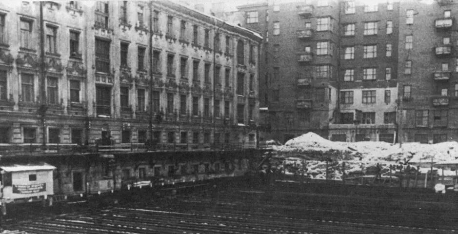 В петербурге передвинули здание