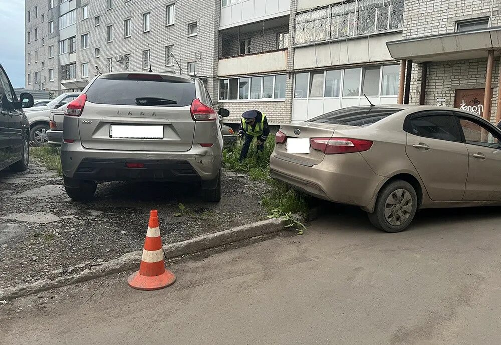 Ку 66 каменск уральский происшествия. Машина во дворе. Н732ун190 Киа Рио. Заброшенный автомобиль во дворе. Двор дома.