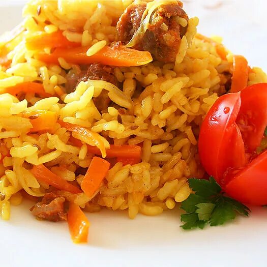 курица тушеная с овощами и рисом. тушеная курица с рисом. рис с кукурузой и морковью. рис морковь лук курица. рис с кукурузой и морковью и луком.