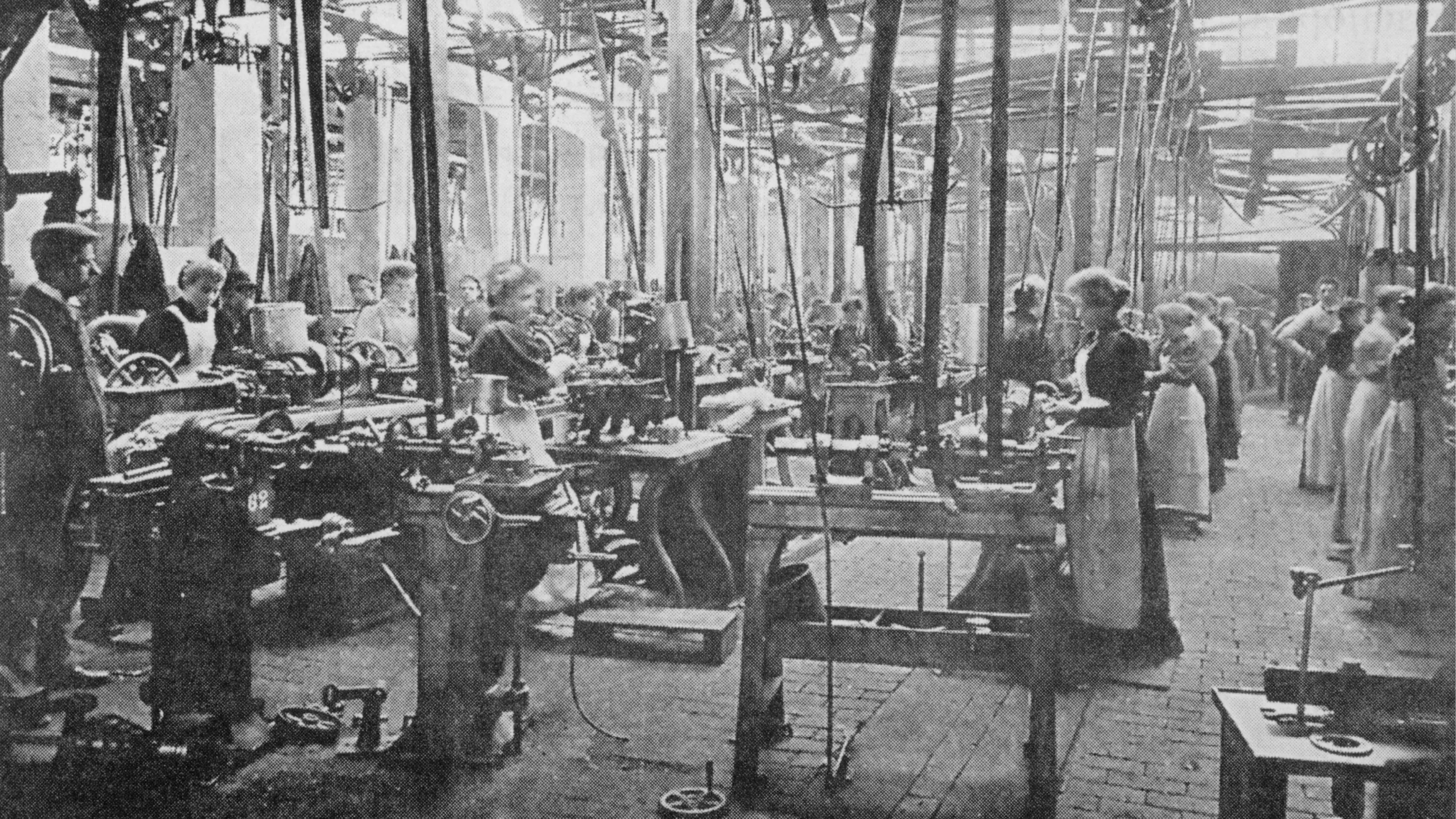 Работницы на ткацкой фабрике 19 век Англия. Ткацкая фабрика Великобритания 19 век. Ткацкая фабрика в России в 19 веке. Прядильная фабрика 19 века. Промышленная фабрично заводских