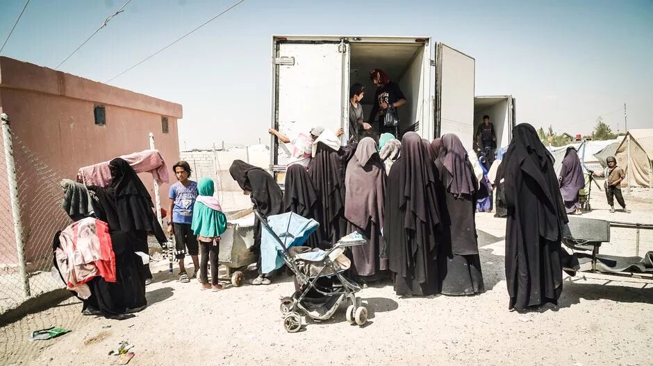 Новости холе. В лагере беженцев «Аль-хол». Лагерь беженцев Эль Холь. Лагерь Аль Холь Сирия женщины.