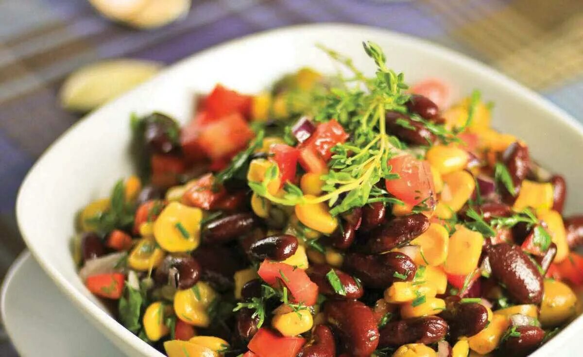 Салат тунец фасоль кукуруза. Салат с фасолью и кукурузой. салат овощной с фасолью и кукурузой. салат с фасолью и оливками. салат с фасолью и овощами свежими.