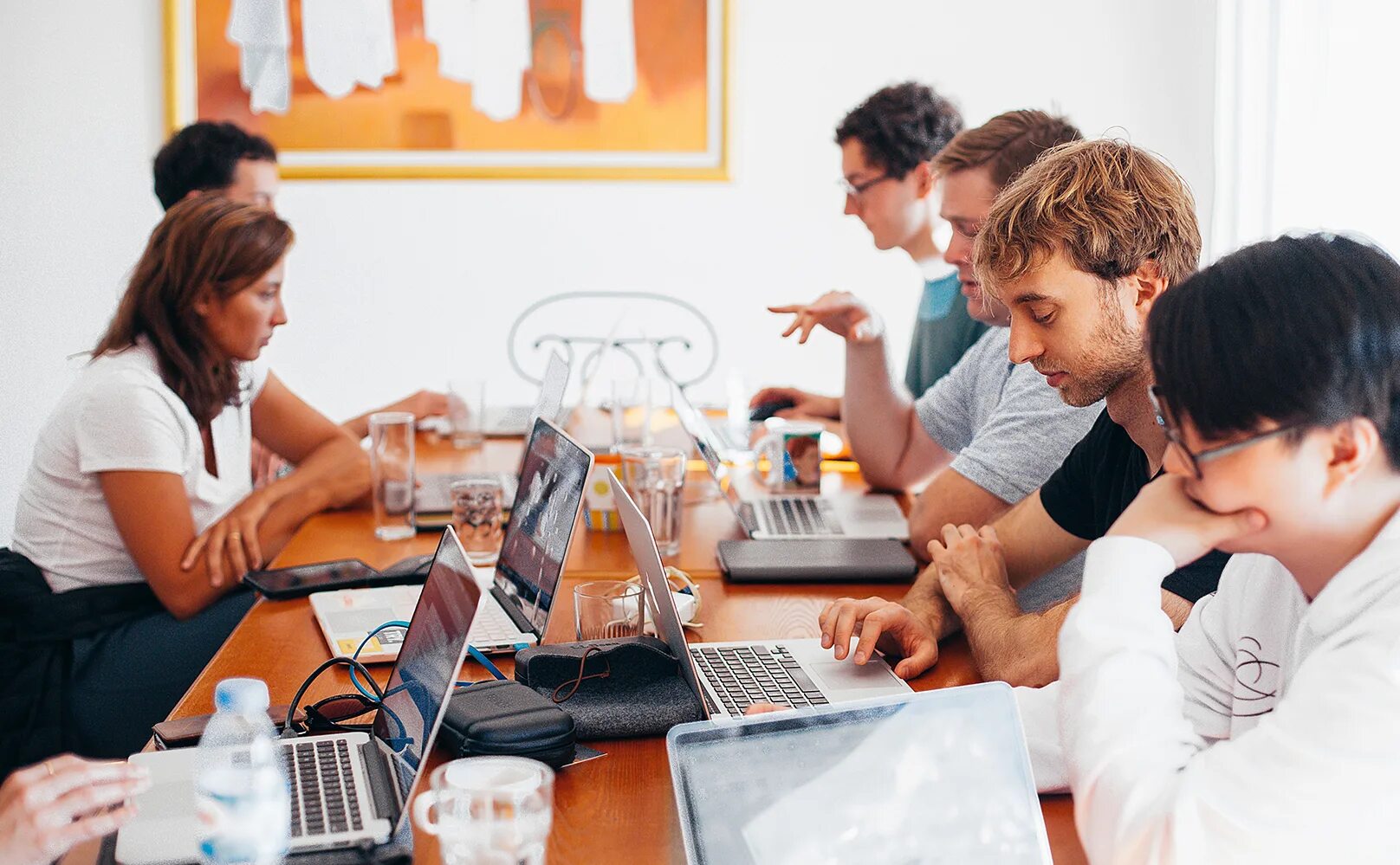 Многомиллионная компания. Что такое стартап простыми словами. Команда за столом. Креативная идея для стартапа. Бизнес маркетинг.