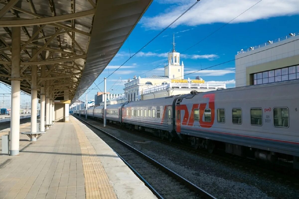 поезд вокзал ярославль. поезд ярославль главный москва ярославский вокзал. ржд станция ярославль главный. ржд станция ярославль главный. ярославль главный платформы.