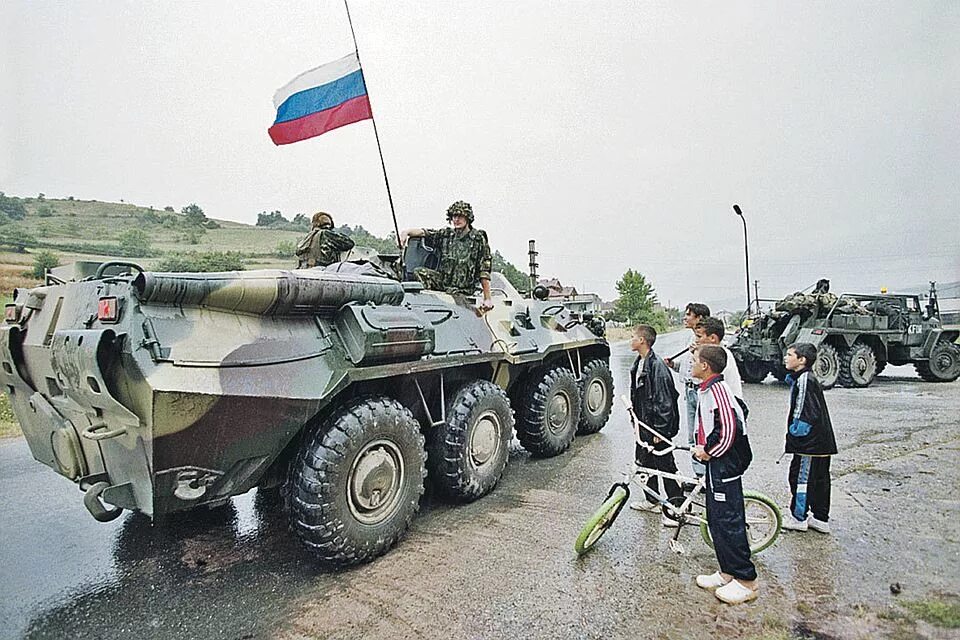 12 июня 1999 марш бросок на приштину. Марш-бросок на приштину 1999. Приштина российские десантники. Приштина российские десантники. Марш-бросок на приштину 1999.