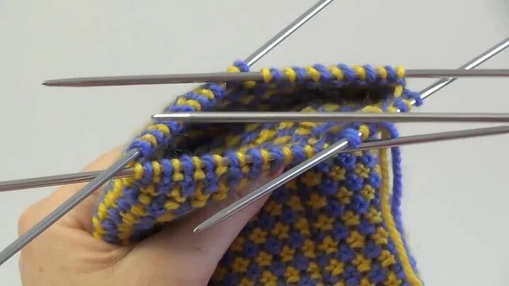 Носки ленивым жаккардом. Носки по кругу ленивым жаккардом. Варежки с двухцветным узором. Носки ленивым жаккардом. Носки ленивым жаккардом.