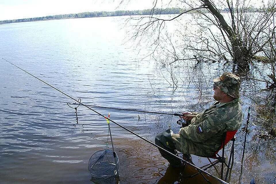 Можно ли ловить рыбу на удочку. Ловля рыбы. Озеро с удочкой. Рыбалка на озере. Место для рыбалки.