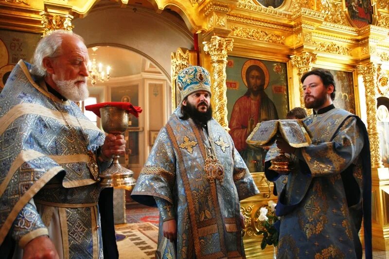 Богослужение в храме святителя николая в толмачах. Венчание в храме святителя николая в толмачах. Богослужение в храме святителя николая в толмачах. Храм святителя николая в толмачах расписание богослужений. Казанская икона божией матери в храме св николая в толмачах.