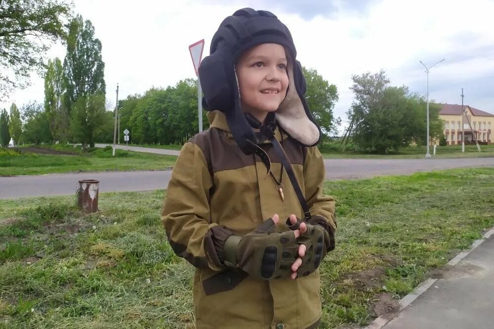 Мальчик Леша из Белгородской области. Лёшка из Белгородского села. Мальчик провожающий российских военных. Российские солдаты с украинскими детьми.