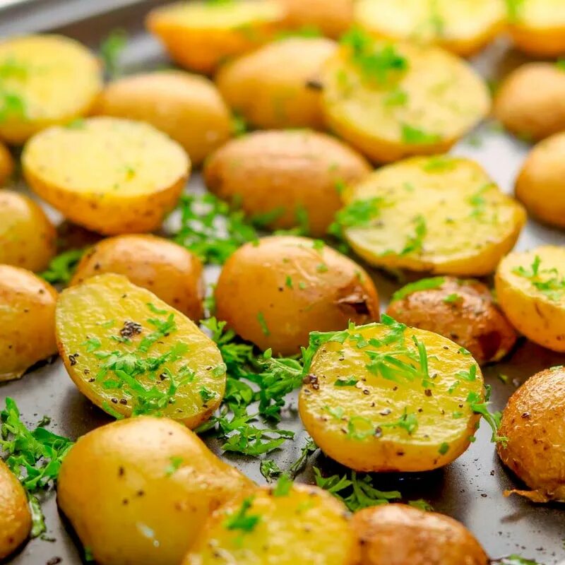 В каких блюдах используют картофель. Бейби картофель. Печеный картофель бейби. Запеченный бейби картофель. Запеченный молодой картофель.