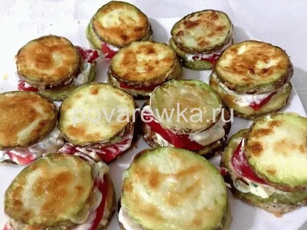 Жареные кабачки фото. Кабачки с помидорами и чесноком. Кабачок жареный на сковороде с чесноком помидорами. Кабачки с зеленью и чесноком. Кабачки с помидором и чесноком и майонезом.