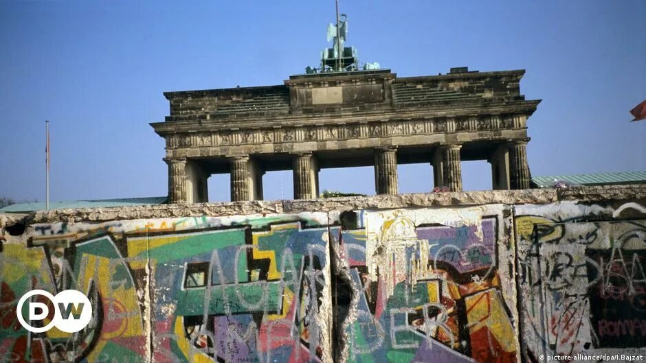 Берлинская стена 1961. Mauerfall. Die berliner. Падение берлинской стены. Берлинская стена бранденбургские ворота.