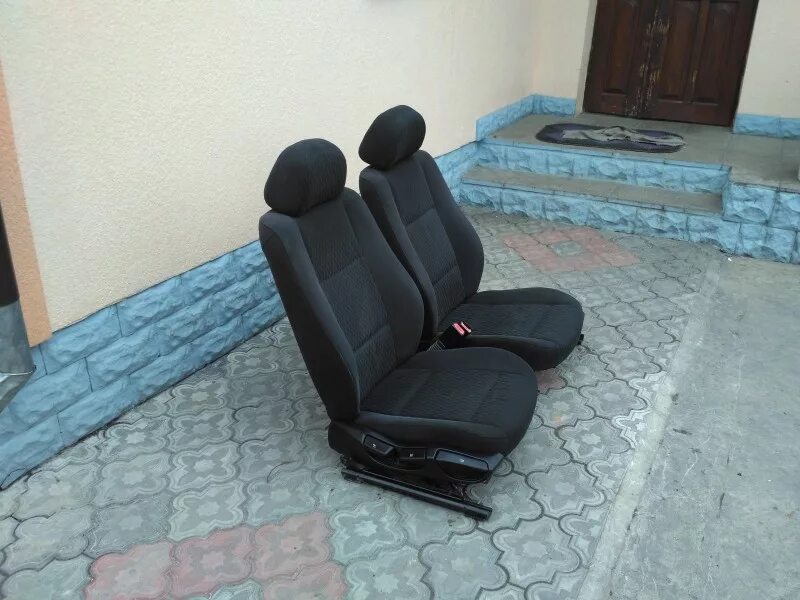 Сиденья бмв 3 е46. Сиденья бмв е46 купе рекаро. Сидения бмв е46 купе тканевые. Передние сиденья бмв е46. Сиденья е46.