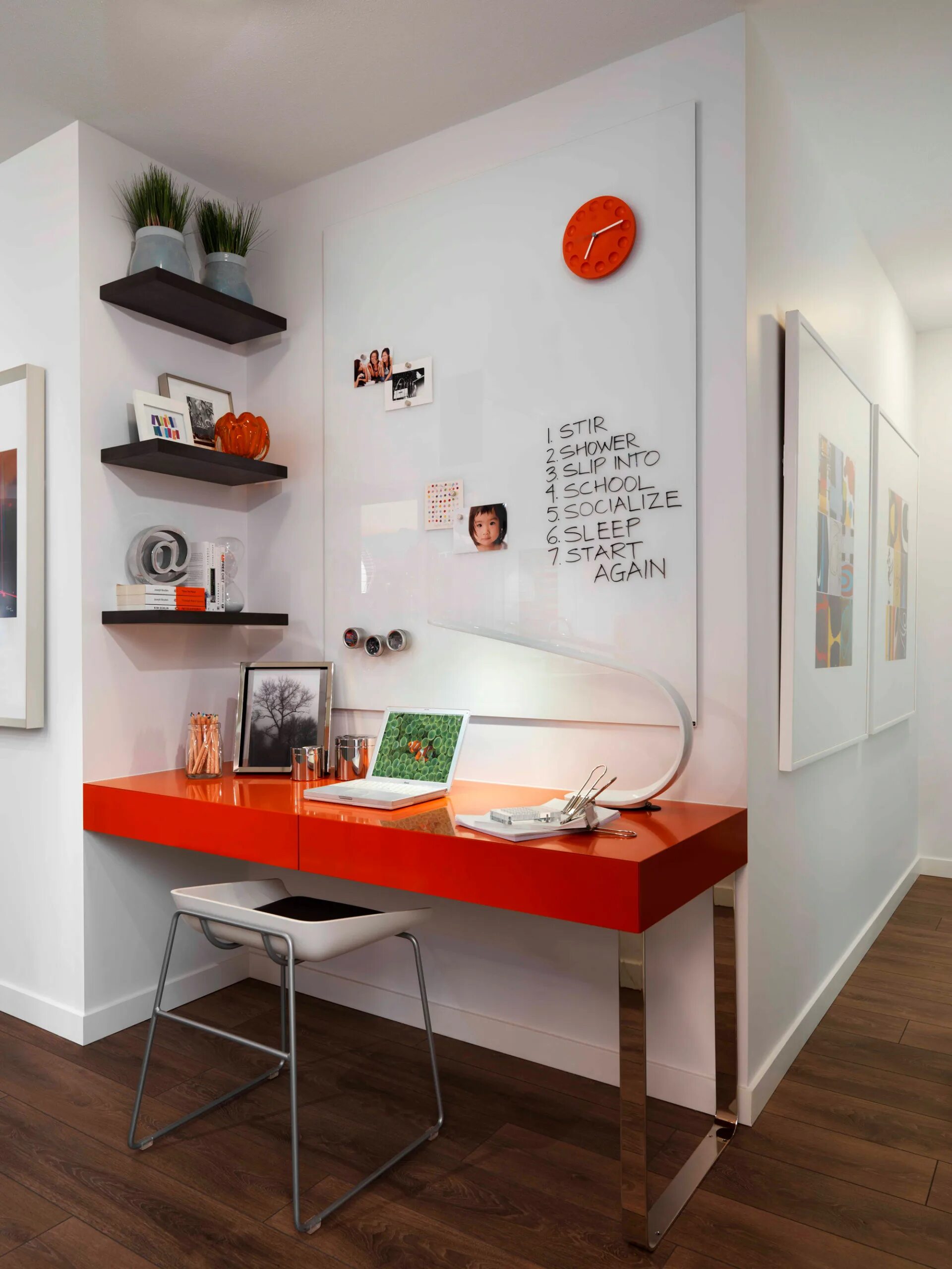 Ваш интерьер. Декор над рабочим столом. Украшение стены над рабочим столом. Декор стенки над рабочим столом. Декор офиса оранжевого цвета.