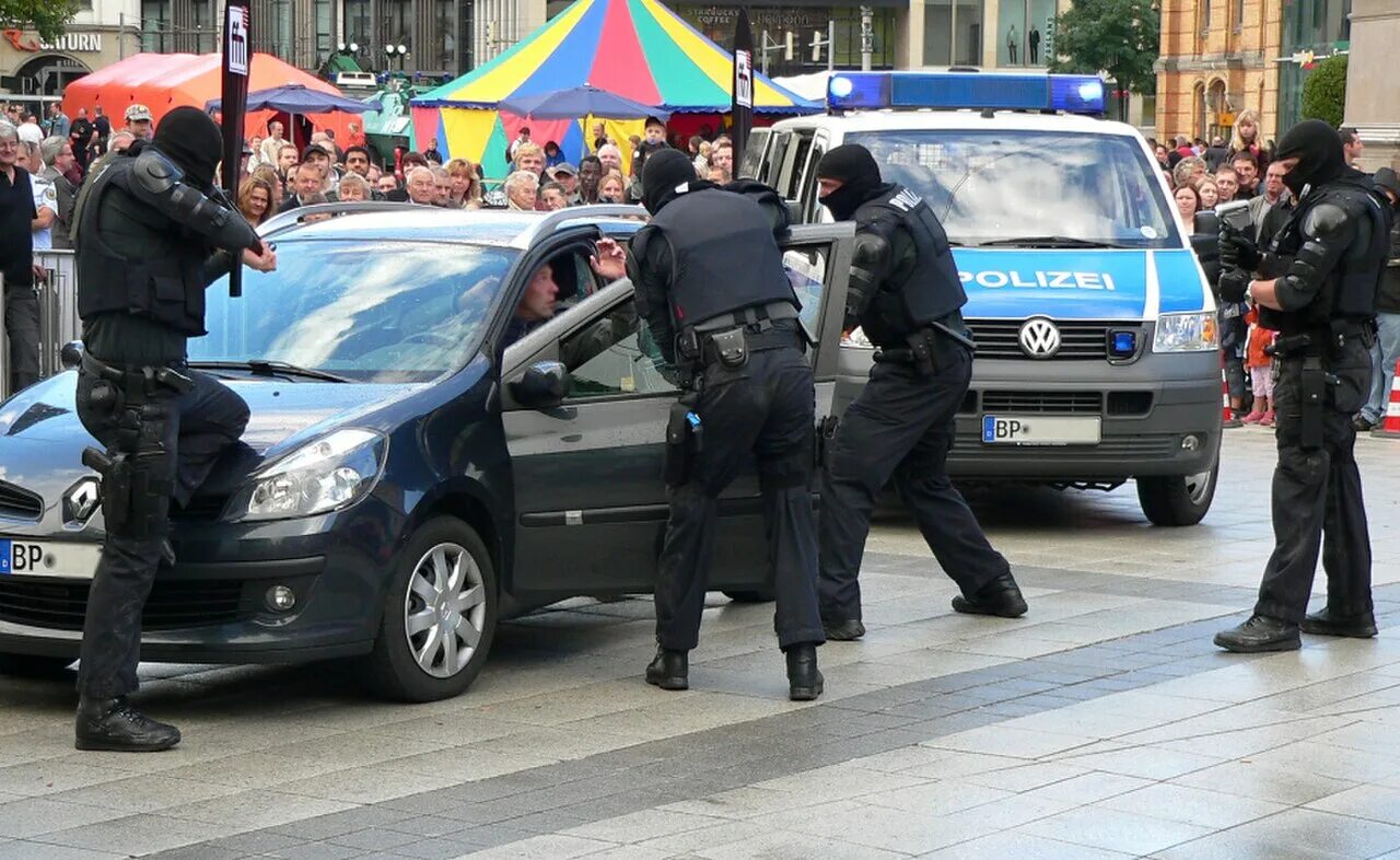 Тайна полиция. Полиция германии. полицейские в германии. федеральная полиция германии. немецкий полицейский.